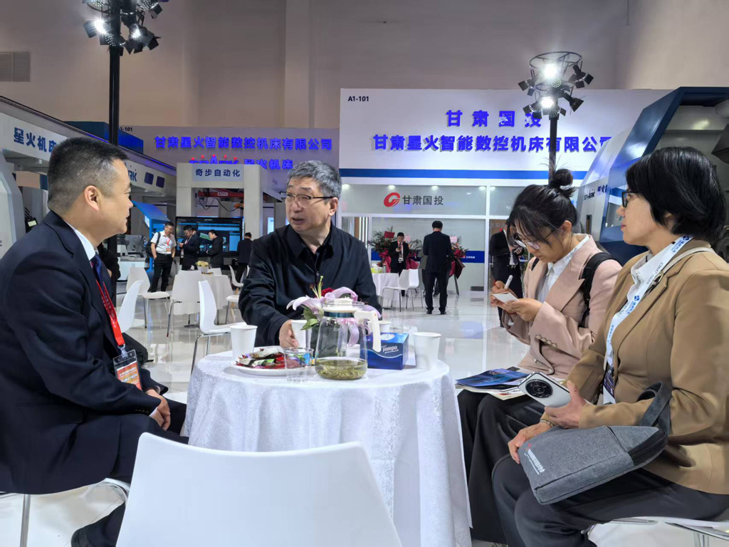 展會第五日 多位領導專家到星火數(shù)控展臺參觀交流